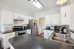 Fridge, microwave, oven, stovetop - Cozy Lewisville Getaway (Lewisville)