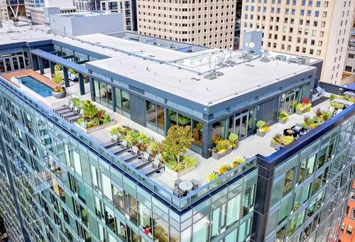 Luxury- Waterfront View- Free Parking- A+ Location