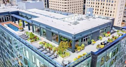 Luxury- Waterfront View- Free Parking- A+ Location