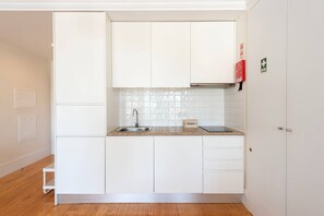 Fridge, microwave, stovetop, coffee/tea maker - 095 Cedofeita Studio (Porto)