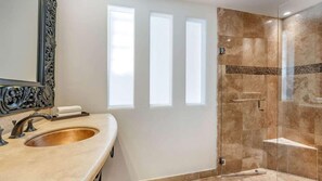 Shower, hair dryer, towels - Ideal Getaway-Cabo Azul Junior Suite Partial Courtyard or Partial Pool View (San José del Cabo)