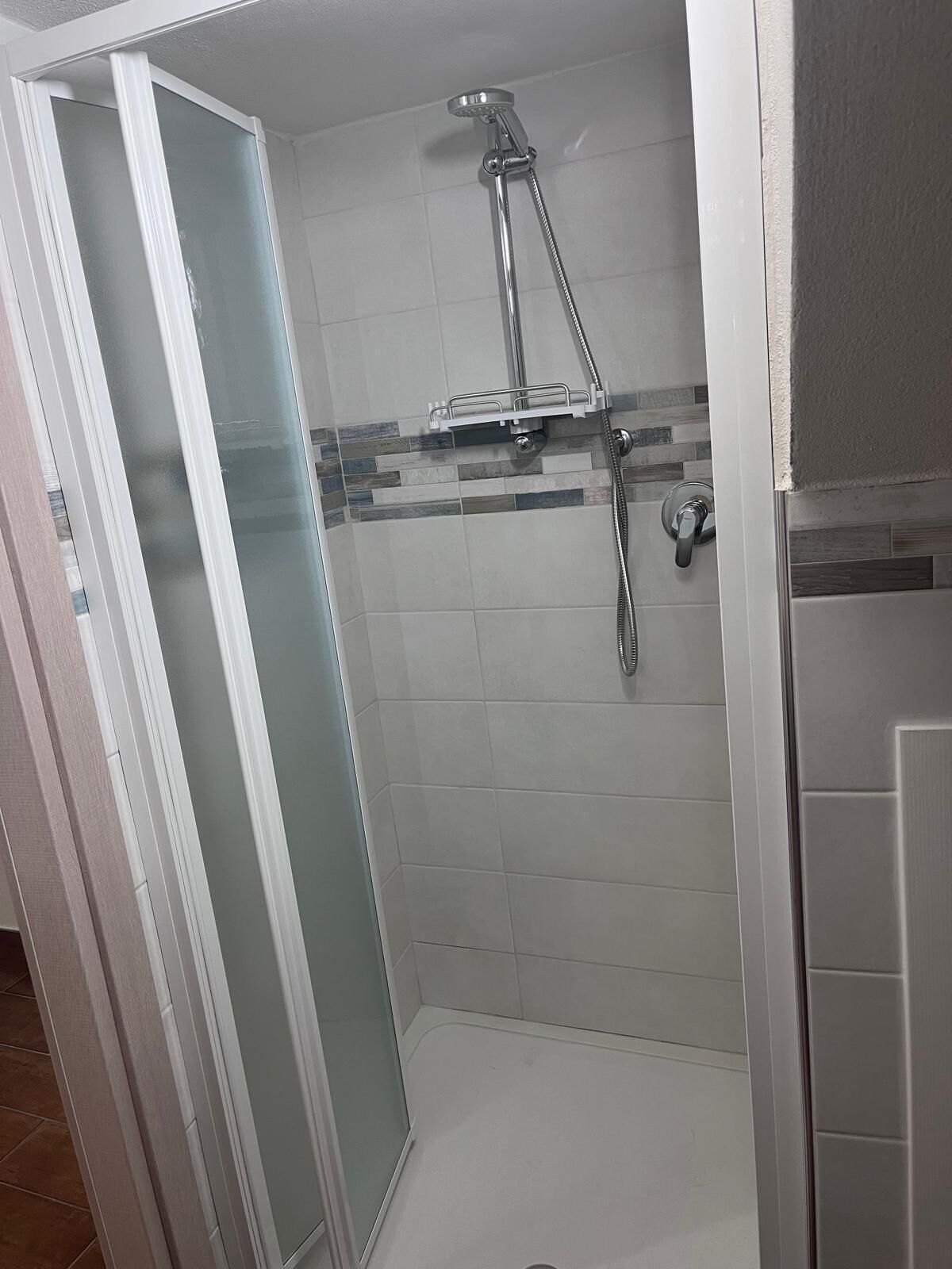 Haartrockner, Handtücher, Seife, Toilettenpapier