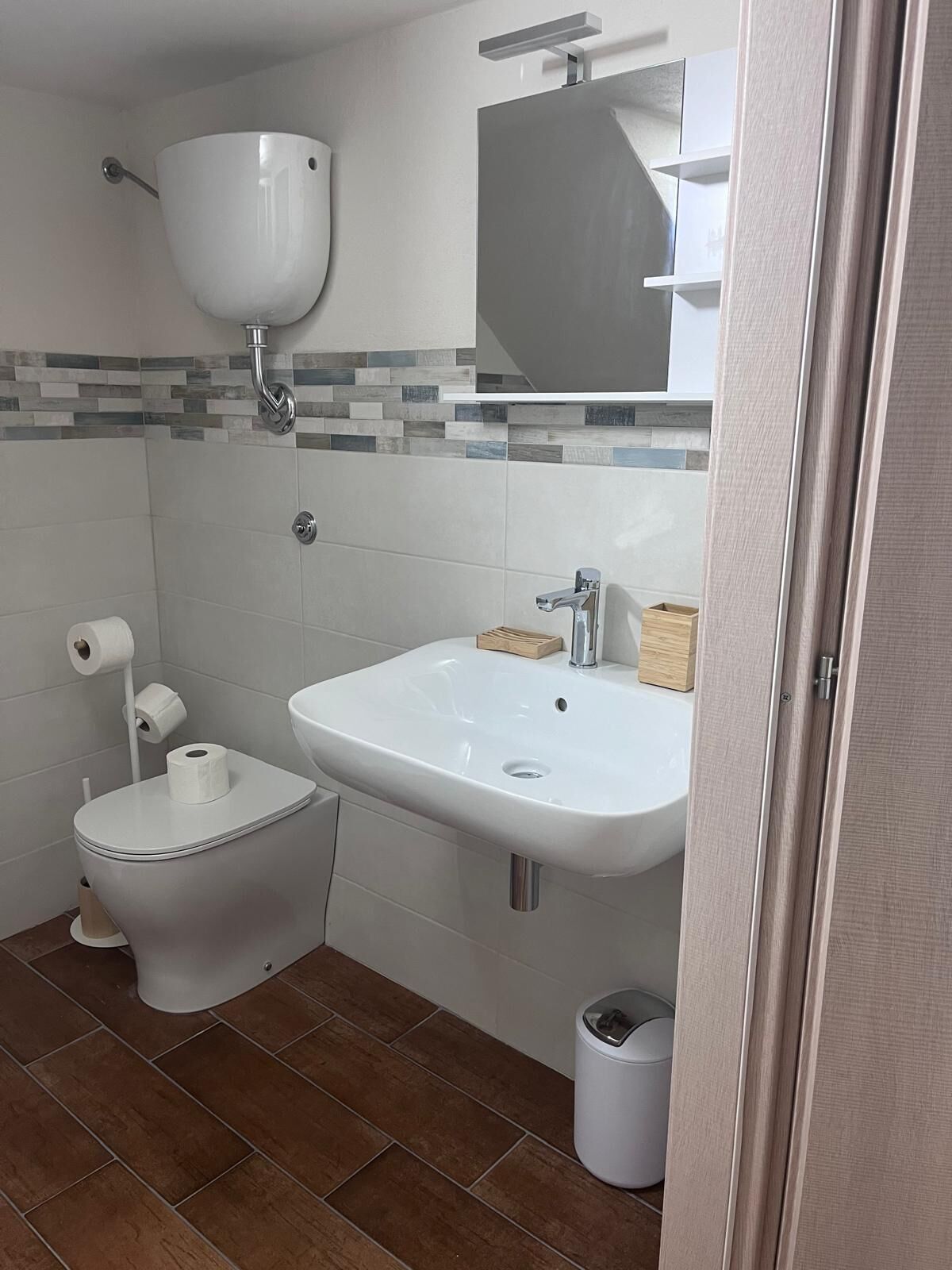 Sèche-cheveux, serviettes fournies, savon, papier toilette