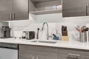 Wasserkocher mit Kaffee-/Teezubehör, Kühlschrank, Mikrowelle, Ofen