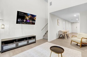 Interior - Downtown Cleveland LOFT 1BR 1.5 Bath Walking distance Stadium & East 4th Street (Cleveland)