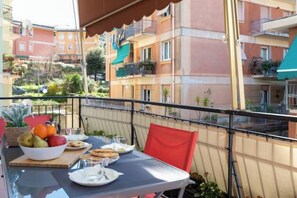 Outdoor dining - Dalia House, apartment for families and friends, sweet relaxation on the terraces, WiFi (Santa Margherita Ligure)