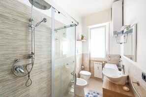 Doccia, asciugacapelli, bidet, asciugamani