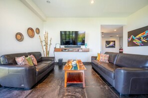 TV - Spacious Ocean View Condo, Luxury in La Perla (Tamarindo)