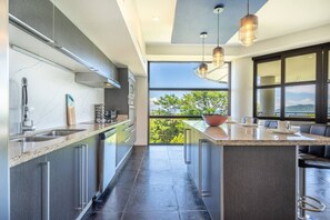 Fridge, microwave, oven, stovetop - Spacious Ocean View Condo, Luxury in La Perla (Tamarindo)
