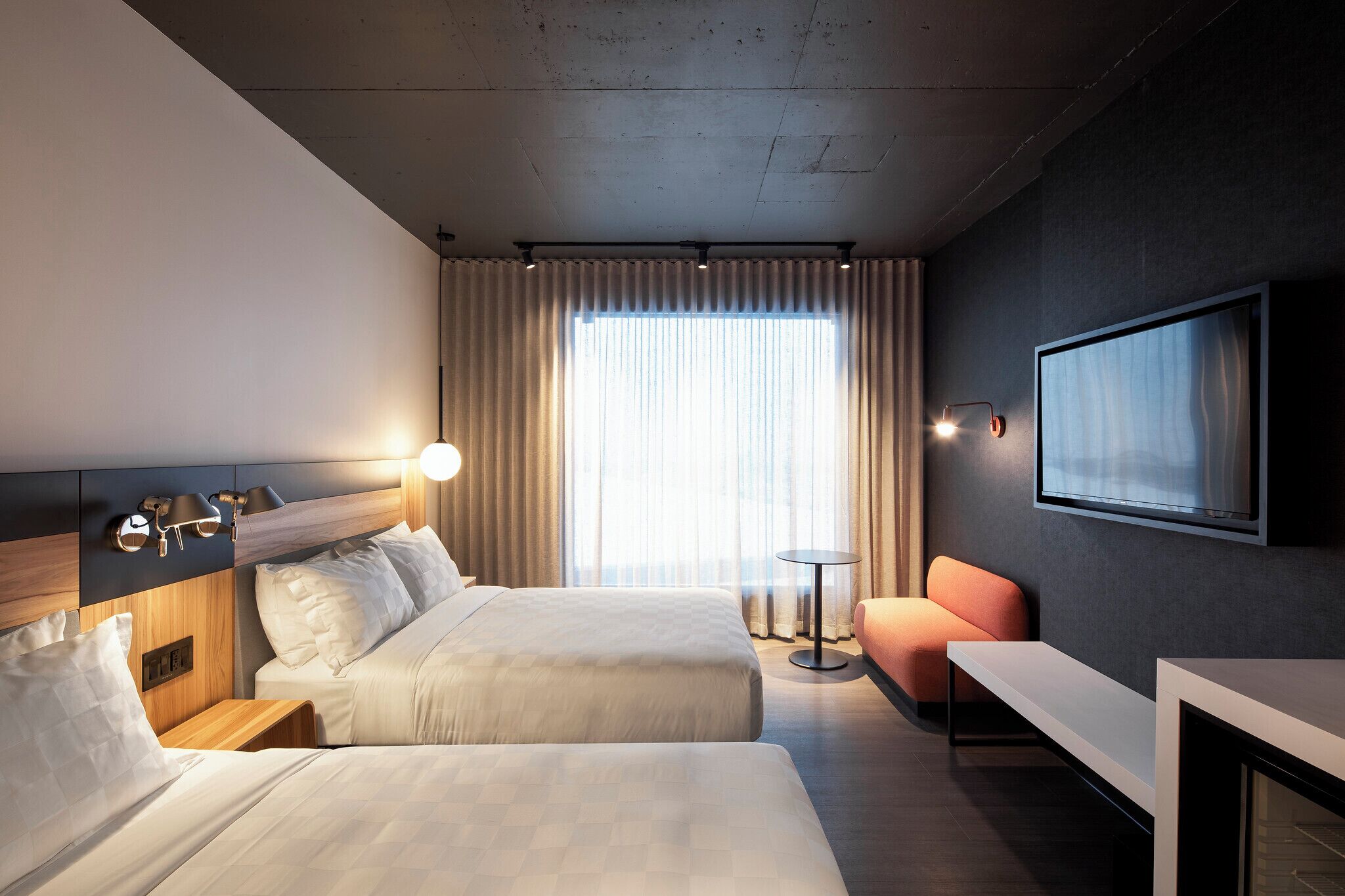 Escritorio, cortinas blackout y sistema de insonorización 