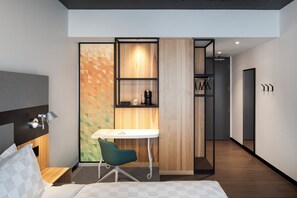 Escritorio, cortinas opacas, sistema de insonorización