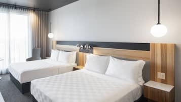 Dobbeltrom – standard | Skrivebord, blendingsgardiner, lydisolert og strykejern/-brett