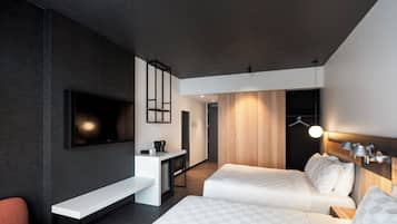 Standard Double Room, 2 Katil Ratu (Queen) | Meja, langsir/tirai gelap terus, kalis bunyi, seterika/papan seterika