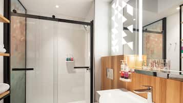 Secador de pelo, toallas, jabón y champú