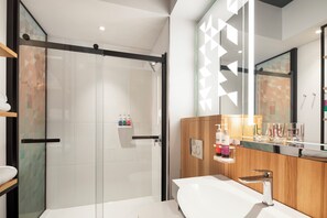Amenidades de baño gratuitas, secadora de cabello, toallas, jabón 