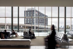 Exterior - Alt Hotel Ottawa Airport  (Ottawa)
