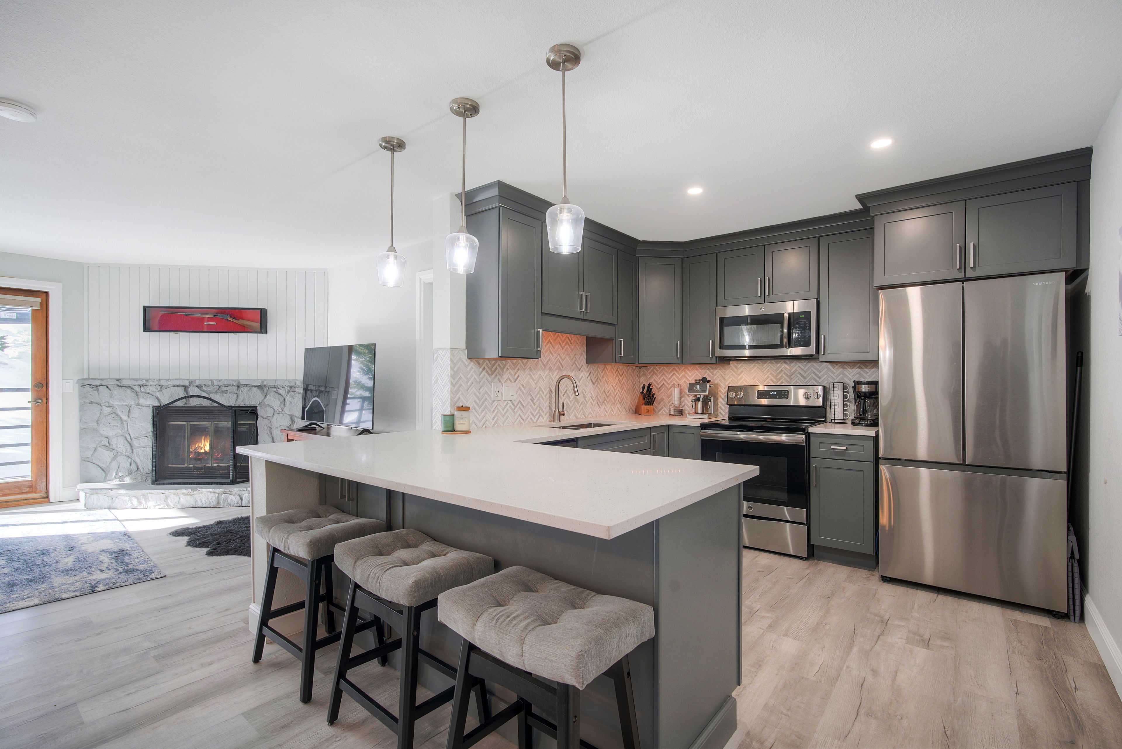 Kjøleskap, mikrobølgeovn, ovn og kokeplater