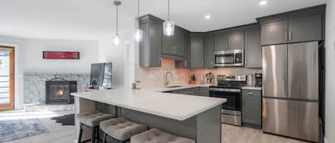 Kjøleskap, mikrobølgeovn, ovn og kokeplater