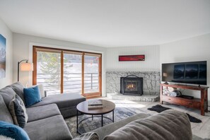 TV, fireplace, ping pong - Buffalo Village Ski Condo (Silverthorne)