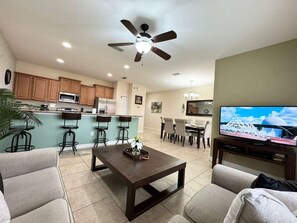 Smart TV, video games - 4Bed Villa Close to Disney | Private Pool and Club House (Kissimmee)