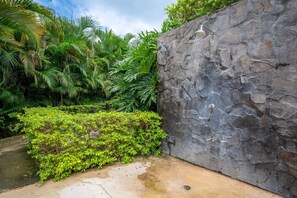 Property grounds - Spacious La Perla Condo with Terrace and Views (Tamarindo)
