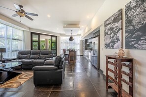TV - Spacious La Perla Condo with Terrace and Views (Tamarindo)