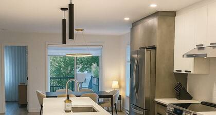 Spacious 3-bedroom condo + Fitness Bike & AC Near Montreal + Private parking