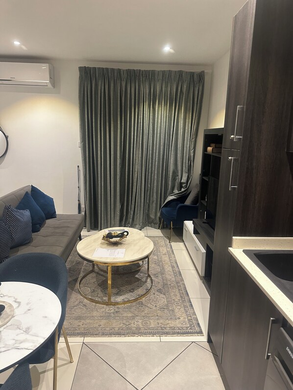 Deluxe Studio Suite, 1 Queen Bed, Pets Allowed, Garden View | Living area