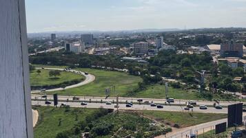 Un paisaje urbano con autopista, edificios y áreas verdes.