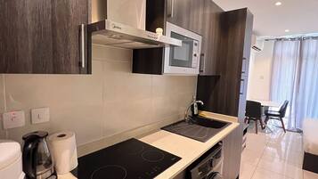 Deluxe-Studiosuite, 1 Queen-Bett, Haustiere gestattet, Gartenblick | Eigene Küche | Mini-Kühlschrank, Mikrowelle, Ofen, Herdplatte