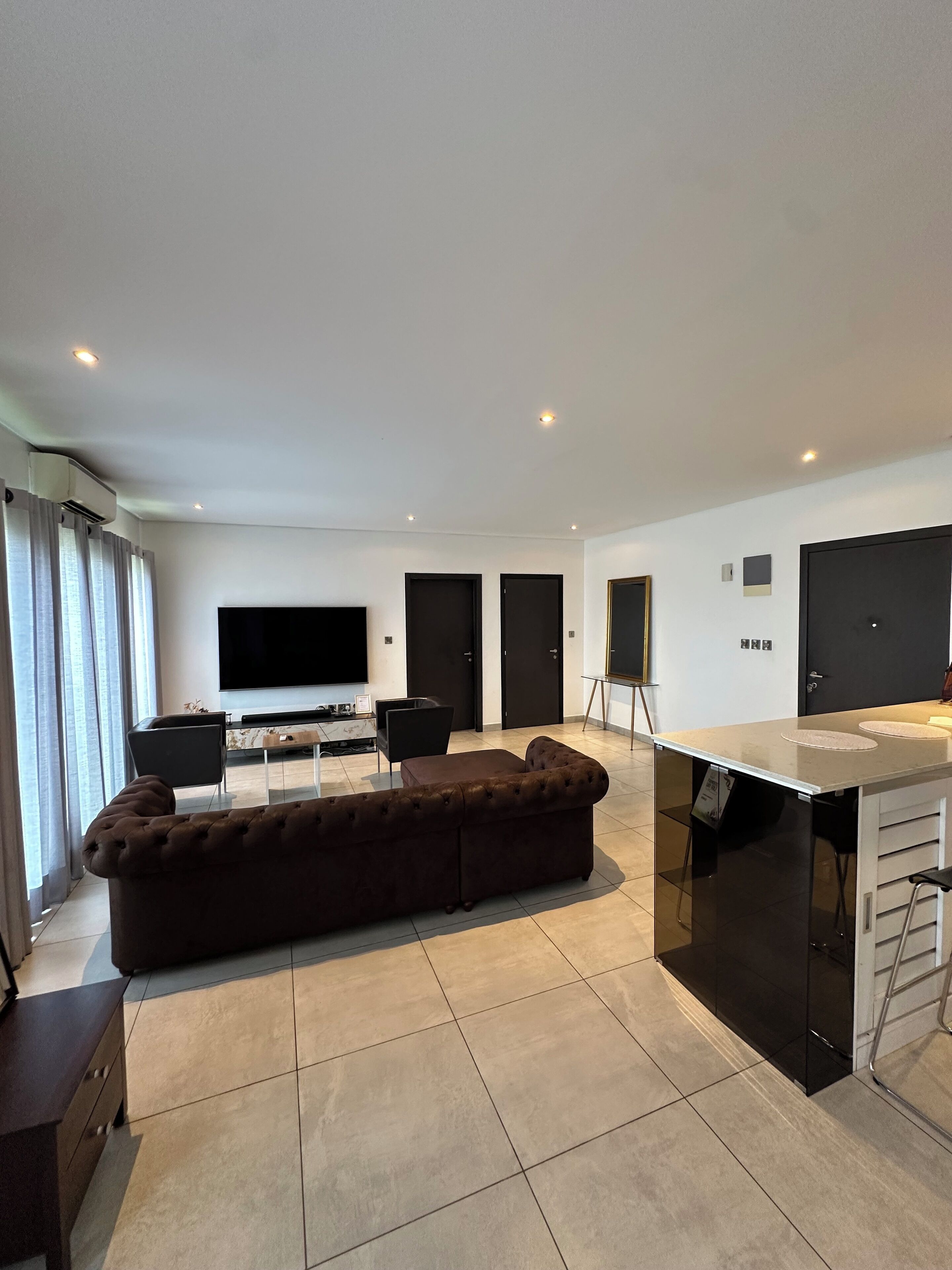 Betten mit Memory-Foam-Matratzen, Schreibtisch