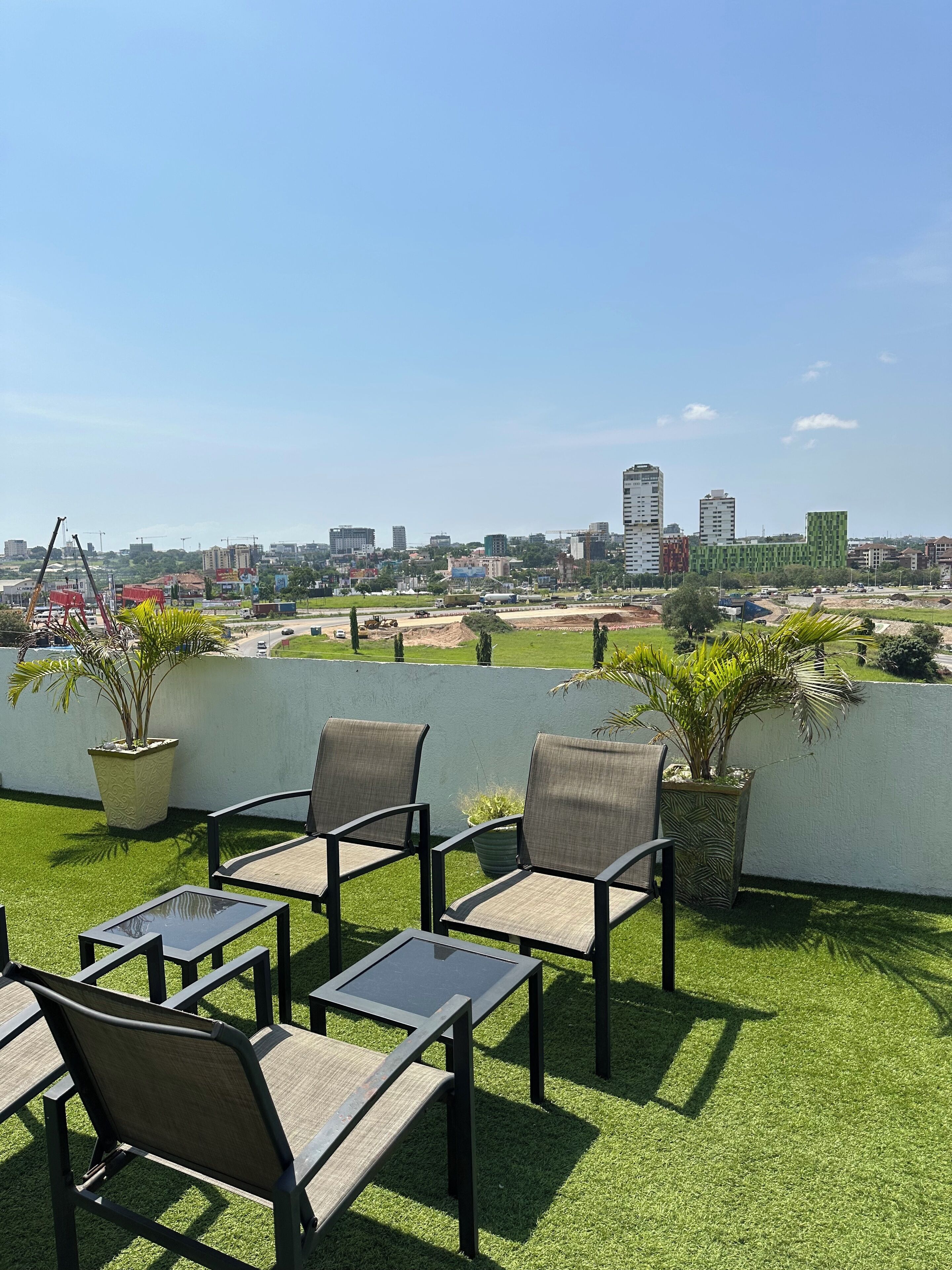 Une terrasse sur le toit, avec des sièges en plein air et une vue sur la ville.