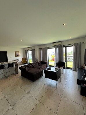 Smart TV, Netflix, servicios de streaming, oficina