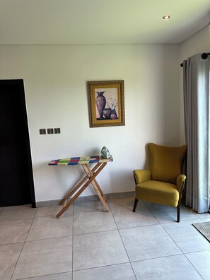 Luxury Apartment, 2 Bedrooms, Pets Allowed, City View | Living area