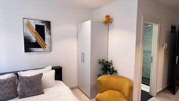 Deluxe-Studiosuite, 1 Queen-Bett, Haustiere gestattet, Gartenblick | Schreibtisch, laptopgeeigneter Arbeitsplatz, kostenloses WLAN