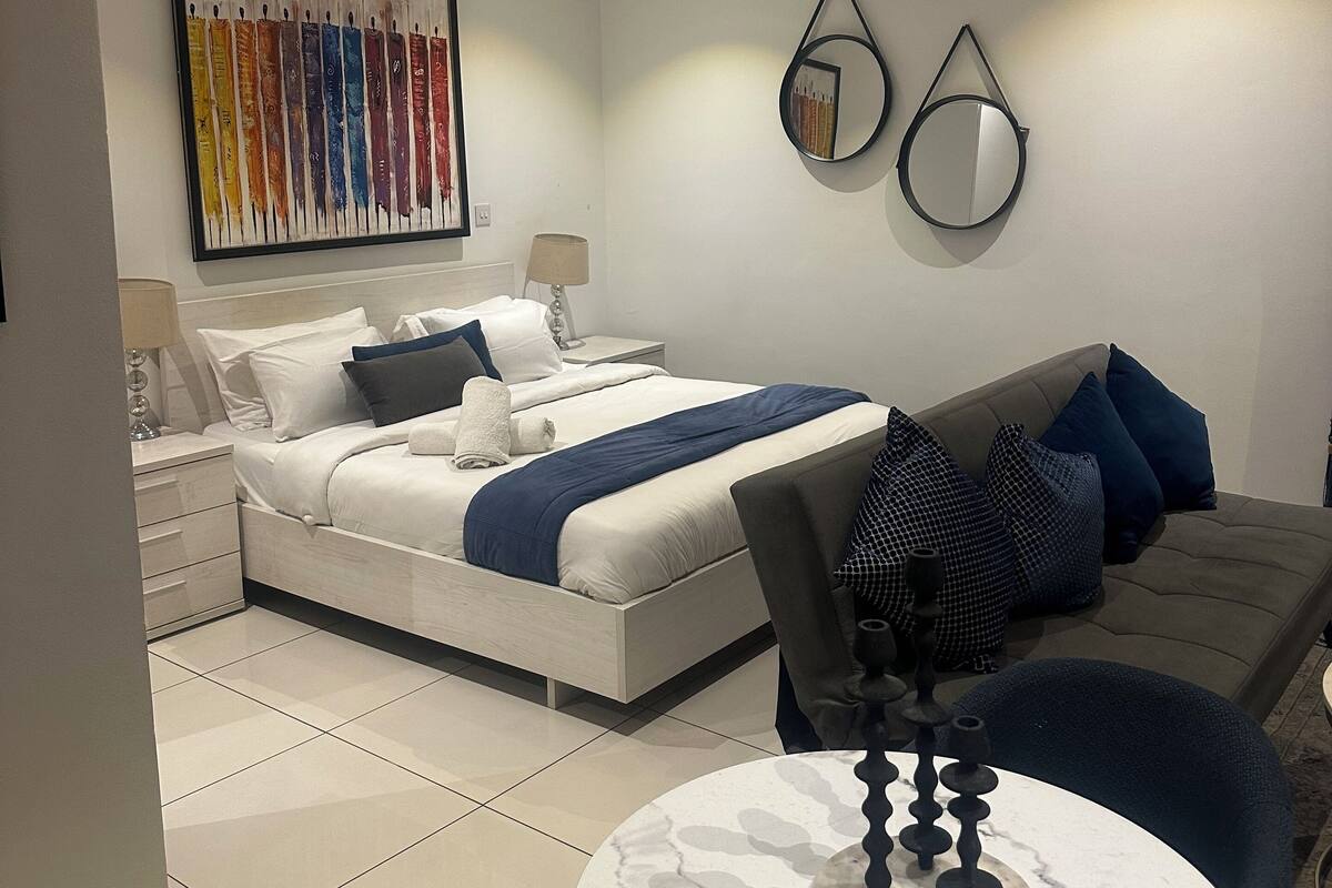 Deluxe Studio Suite, 1 Queen Bed, Pets Allowed, Garden View | Desk, laptop workspace, free WiFi