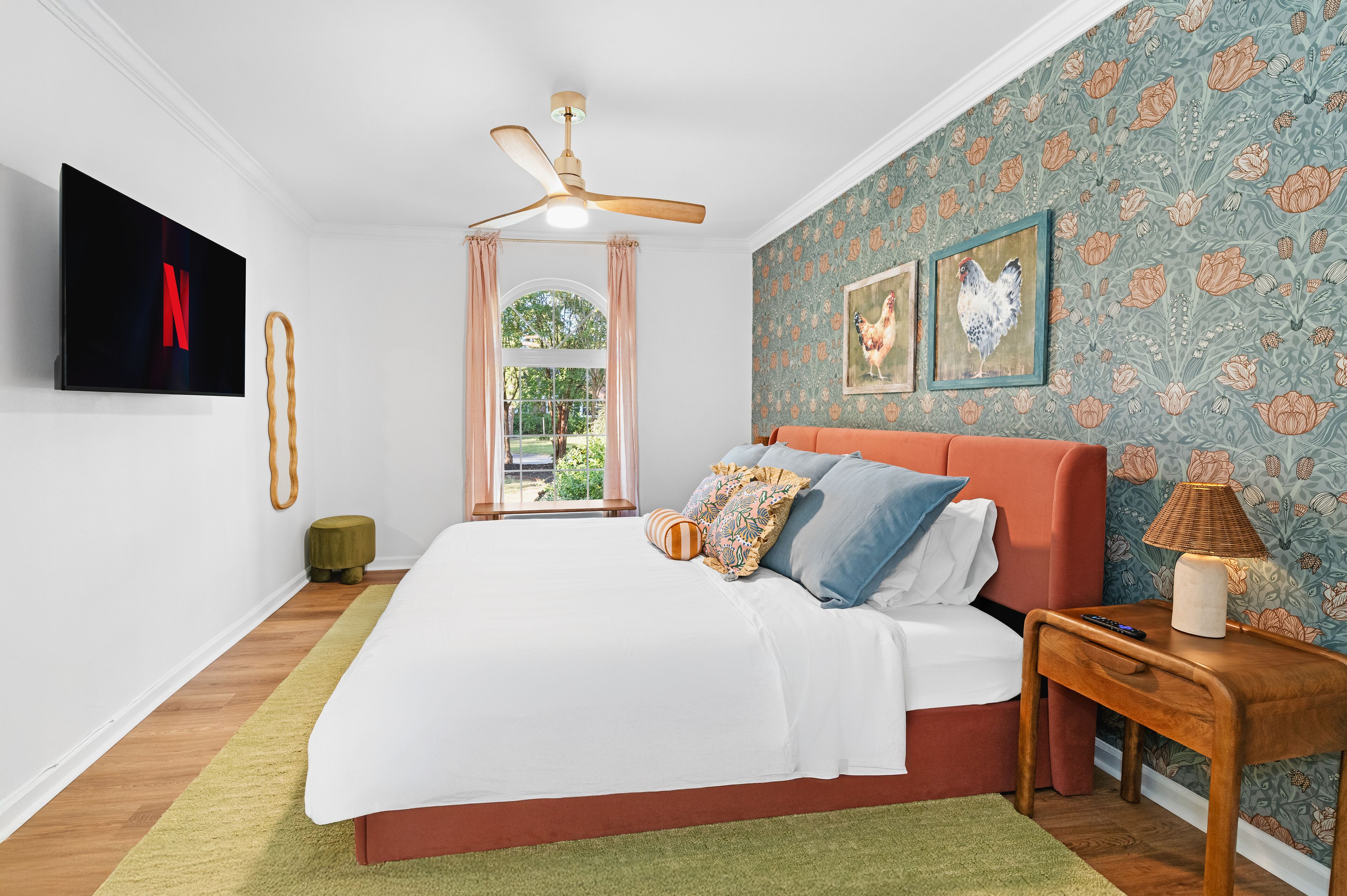 4 bedrooms, iron/ironing board, WiFi, bed sheets