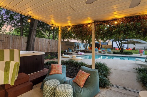 Rooster Row Cottage w/ Pool, Jacuzzi, Fire Pit + Poker Room. Sleeps 12!