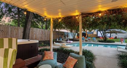 Rooster Row Cottage w/ Pool, Jacuzzi, Fire Pit + Poker Room. Sleeps 12!