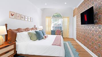 4 bedrooms, iron/ironing board, WiFi, bed sheets