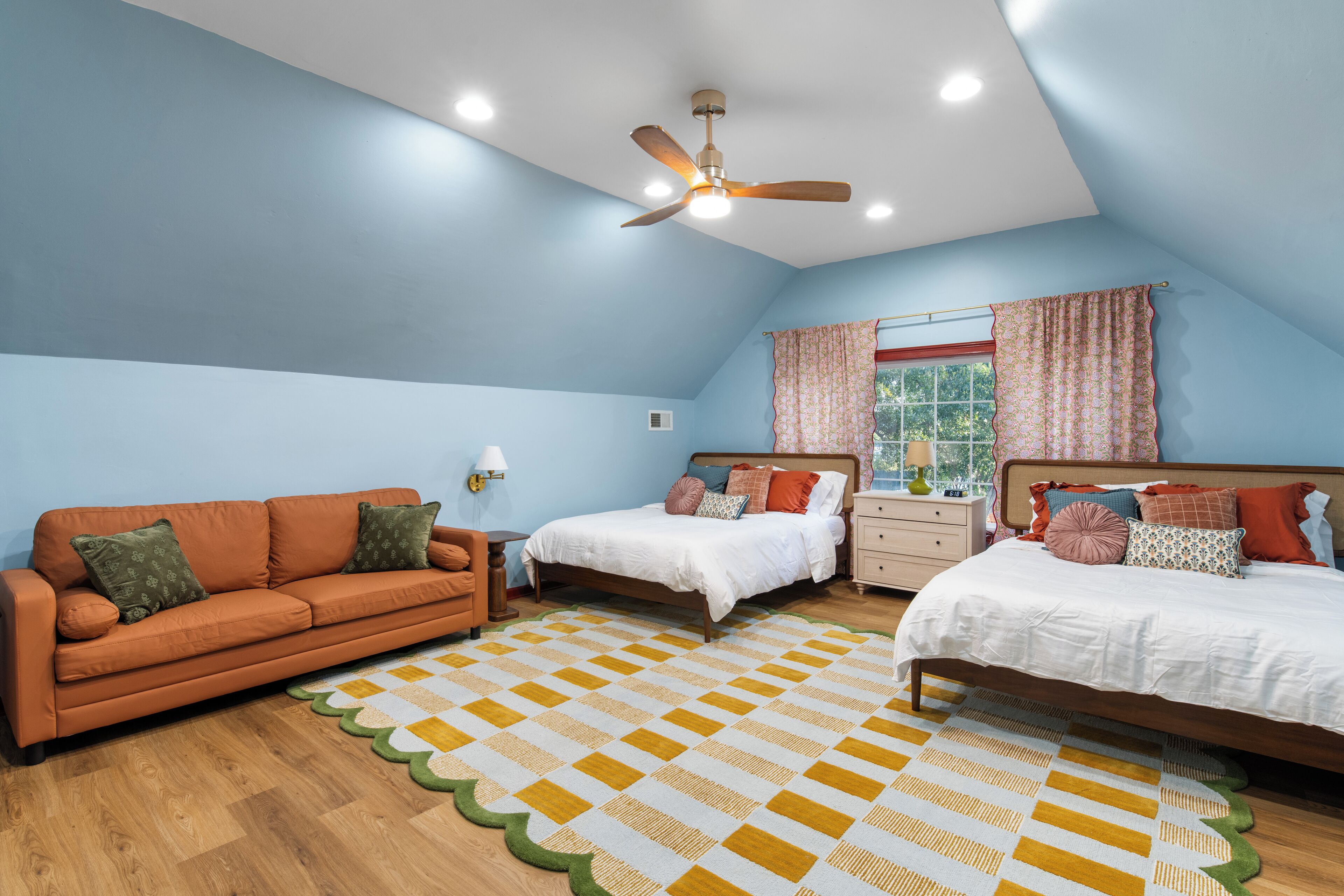 4 bedrooms, iron/ironing board, WiFi, bed sheets