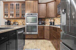 Geladeira, micro-ondas, fogão, cooktop