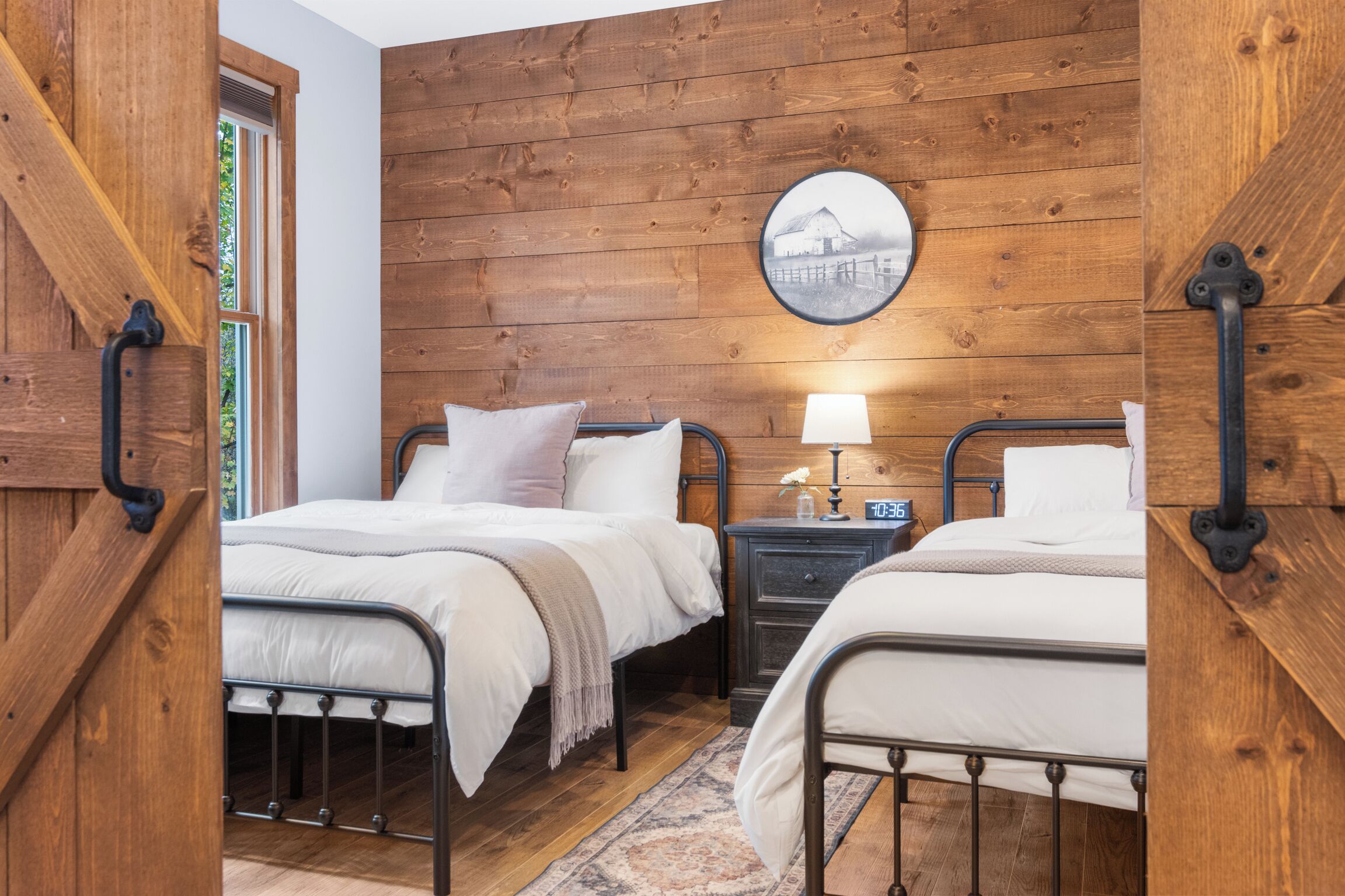 5 bedrooms, desk, iron/ironing board, travel crib