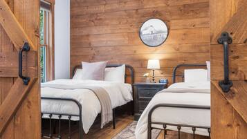 5 bedrooms, desk, iron/ironing board, travel crib