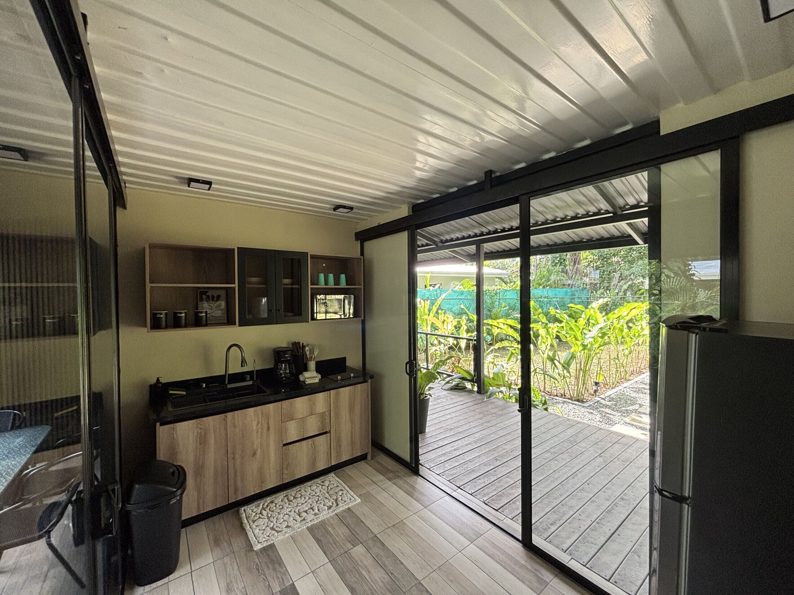 雪櫃、微波爐、咖啡機/沖茶器、廚房用具/餐具/器皿