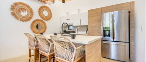 Réfrigérateur, micro-ondes, plaque de cuisson, lave-vaisselle