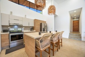 Réfrigérateur, micro-ondes, plaque de cuisson, lave-vaisselle