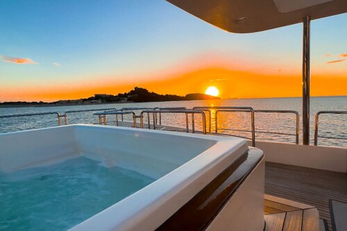 Coastal Elegance: Luxury Yacht in Playa Flamingo