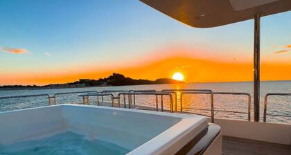 Coastal Elegance: Luxury Yacht in Playa Flamingo