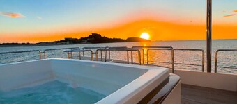 Coastal Elegance: Luxury Yacht in Playa Flamingo